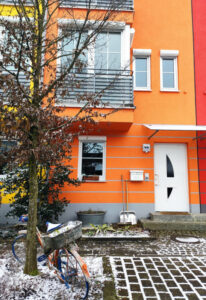 oranges Haus im Schwedenweg 44